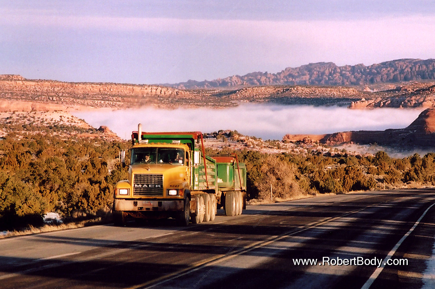 2003-12-moab-fog-road1