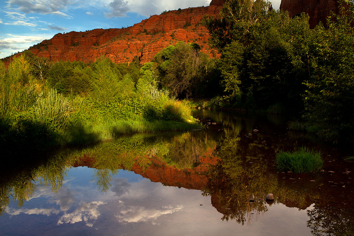 2011-08-22-sedona-cathedral-pond-90761