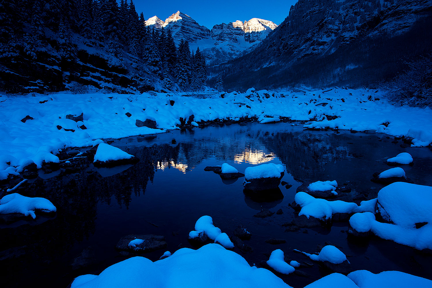 2011-10-27-maroon-sunrise-snowy-109348